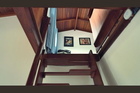 Casa para alugar com 500m², 4 quartos e 4 vagas Casa para alugar com 500m², 4 quartos e 4 vagasEscada