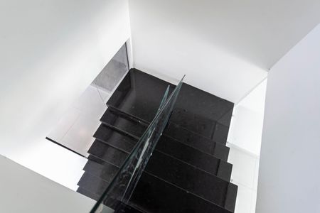 Casa à venda com 130m², 2 quartos e 2 vagas Casa à venda com 130m², 2 quartos e 2 vagasEscada