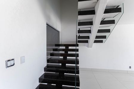 Casa à venda com 130m², 2 quartos e 2 vagas Casa à venda com 130m², 2 quartos e 2 vagasEscada