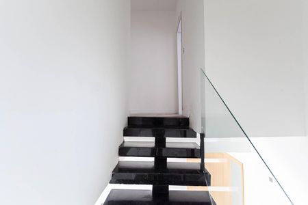 Casa à venda com 130m², 2 quartos e 2 vagas Casa à venda com 130m², 2 quartos e 2 vagasEscada