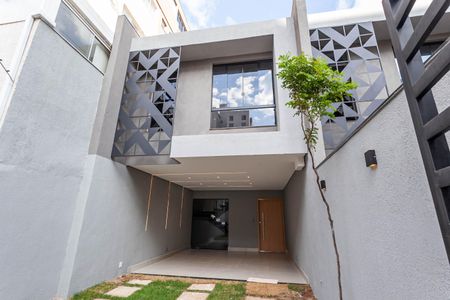 Casa à venda com 130m², 2 quartos e 2 vagas Casa à venda com 130m², 2 quartos e 2 vagasFachada