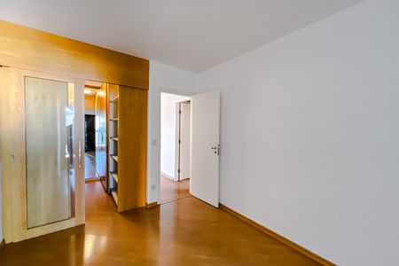 Apartamento à venda com 132m², 3 quartos e 3 vagas Apartamento à venda com 132m², 3 quartos e 3 vagasQuarto 1 - Suíte