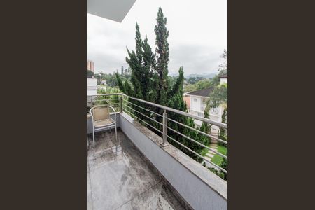 Casa de condomínio à venda com 450m², 4 quartos e 6 vagas Casa de condomínio à venda com 450m², 4 quartos e 6 vagasSuíte 1 - Varanda