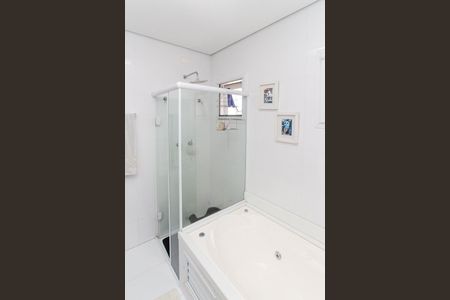 Casa de condomínio à venda com 450m², 4 quartos e 6 vagas Casa de condomínio à venda com 450m², 4 quartos e 6 vagasBanheiro da Suíte 3