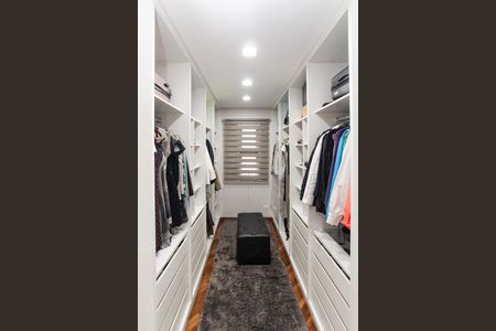 Casa de condomínio à venda com 450m², 4 quartos e 6 vagas Casa de condomínio à venda com 450m², 4 quartos e 6 vagasSuíte 1 - Closet