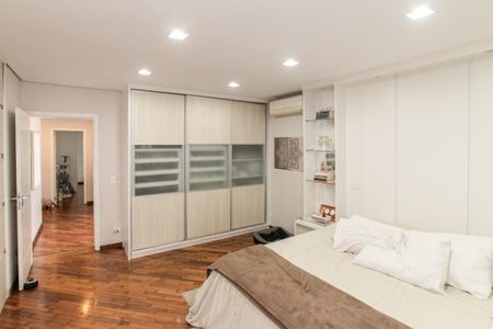 Casa de condomínio à venda com 450m², 4 quartos e 6 vagas Casa de condomínio à venda com 450m², 4 quartos e 6 vagasSuíte 1