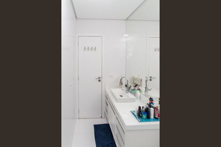 Casa de condomínio à venda com 450m², 4 quartos e 6 vagas Casa de condomínio à venda com 450m², 4 quartos e 6 vagasBanheiro da Suíte 2
