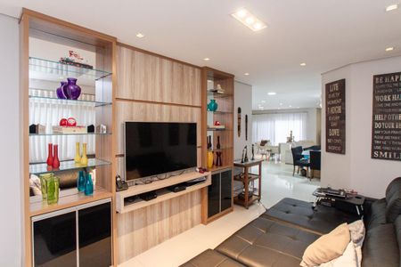 Casa de condomínio à venda com 450m², 4 quartos e 6 vagas Casa de condomínio à venda com 450m², 4 quartos e 6 vagasSala de TV