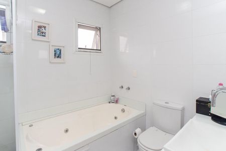 Casa de condomínio à venda com 450m², 4 quartos e 6 vagas Casa de condomínio à venda com 450m², 4 quartos e 6 vagasBanheiro da Suíte 3