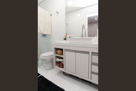 Casa de condomínio à venda com 450m², 4 quartos e 6 vagas Casa de condomínio à venda com 450m², 4 quartos e 6 vagasEscritório - Banheiro