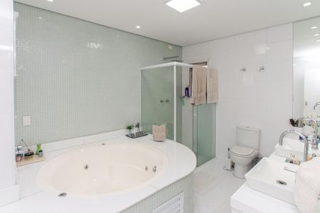 Casa de condomínio à venda com 450m², 4 quartos e 6 vagas Casa de condomínio à venda com 450m², 4 quartos e 6 vagasBanheiro da Suíte 1