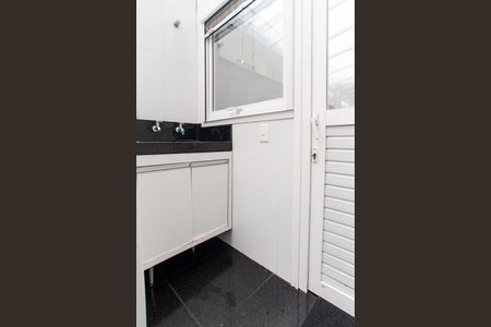 Casa de condomínio à venda com 450m², 4 quartos e 6 vagas Casa de condomínio à venda com 450m², 4 quartos e 6 vagasÁrea de Serviço