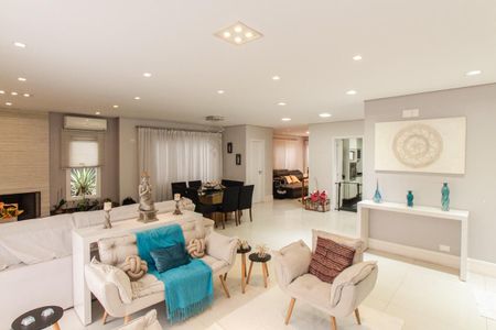 Casa de condomínio à venda com 450m², 4 quartos e 6 vagas Casa de condomínio à venda com 450m², 4 quartos e 6 vagasSala