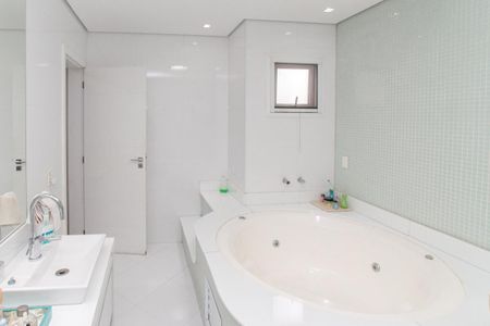 Casa de condomínio à venda com 450m², 4 quartos e 6 vagas Casa de condomínio à venda com 450m², 4 quartos e 6 vagasBanheiro da Suíte 1