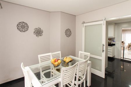 Casa de condomínio à venda com 450m², 4 quartos e 6 vagas Casa de condomínio à venda com 450m², 4 quartos e 6 vagasSala de Jantar
