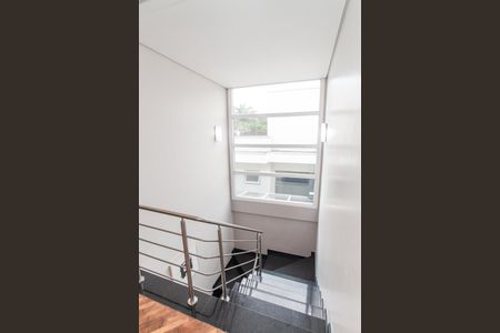Casa de condomínio à venda com 450m², 4 quartos e 6 vagas Casa de condomínio à venda com 450m², 4 quartos e 6 vagasEscada