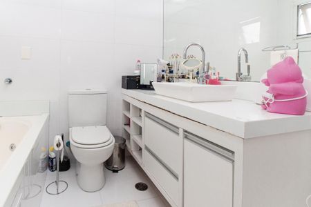 Casa de condomínio à venda com 450m², 4 quartos e 6 vagas Casa de condomínio à venda com 450m², 4 quartos e 6 vagasBanheiro da Suíte 3