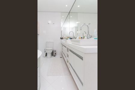 Casa de condomínio à venda com 450m², 4 quartos e 6 vagas Casa de condomínio à venda com 450m², 4 quartos e 6 vagasBanheiro da Suíte 1