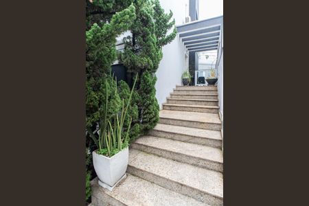 Casa de condomínio à venda com 450m², 4 quartos e 6 vagas Casa de condomínio à venda com 450m², 4 quartos e 6 vagasEscada