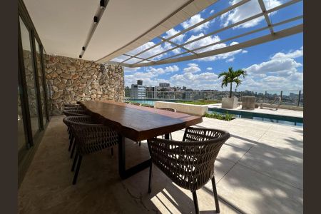Apartamento à venda com 250m², 4 quartos e 4 vagas Apartamento à venda com 250m², 4 quartos e 4 vagasÁrea comum - Piscina