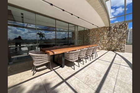 Apartamento à venda com 250m², 4 quartos e 4 vagas Apartamento à venda com 250m², 4 quartos e 4 vagasÁrea comum - Piscina
