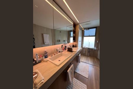 Apartamento à venda com 250m², 4 quartos e 4 vagas Apartamento à venda com 250m², 4 quartos e 4 vagasSuíte master