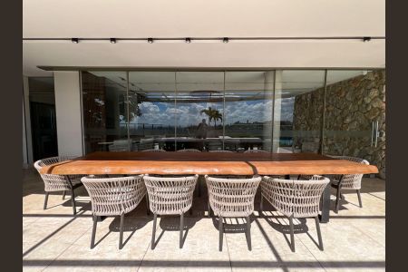 Apartamento à venda com 250m², 4 quartos e 4 vagas Apartamento à venda com 250m², 4 quartos e 4 vagasÁrea comum - Piscina