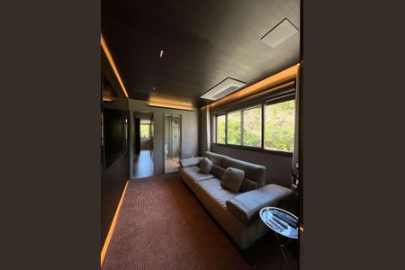 Apartamento à venda com 250m², 4 quartos e 4 vagas Apartamento à venda com 250m², 4 quartos e 4 vagasSala íntima