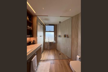 Apartamento à venda com 250m², 4 quartos e 4 vagas Apartamento à venda com 250m², 4 quartos e 4 vagasSala íntima