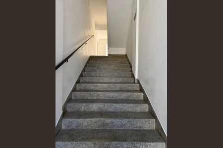 Apartamento para alugar com 120m², 2 quartos e sem vaga Apartamento para alugar com 120m², 2 quartos e sem vagaEscada