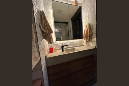 Banheiro de apartamento à venda com 1 quarto, 45m² em Moinhos de Vento, Porto Alegre