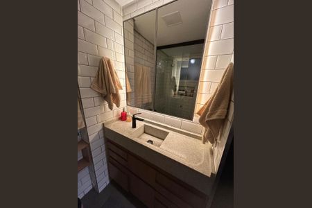 Banheiro de apartamento à venda com 1 quarto, 45m² em Moinhos de Vento, Porto Alegre