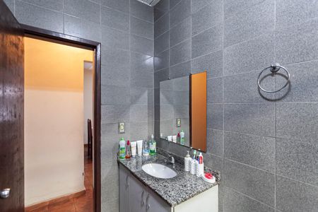 Casa à venda com 375m², 3 quartos e 3 vagasBanheiro social 
