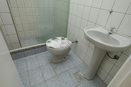 Banheiro de apartamento para alugar com 1 quarto, 40m² em Guaratiba, Rio de Janeiro