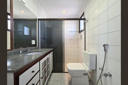 Apartamento à venda com 128m², 3 quartos e 2 vagas Apartamento à venda com 128m², 3 quartos e 2 vagasBanheiro da Suíte