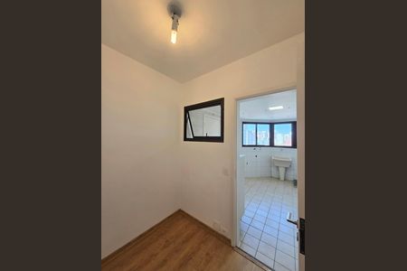Apartamento à venda com 128m², 3 quartos e 2 vagas Apartamento à venda com 128m², 3 quartos e 2 vagasQuarto de Serviço