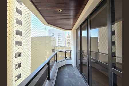 Apartamento à venda com 128m², 3 quartos e 2 vagas Apartamento à venda com 128m², 3 quartos e 2 vagasVaranda