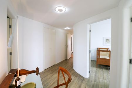 Apartamento para alugar com 200m², 4 quartos e 2 vagasCorredor íntimo