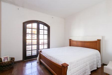 Casa à venda com 240m², 4 quartos e 4 vagas Casa à venda com 240m², 4 quartos e 4 vagasQuarto 1