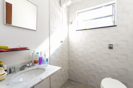 Casa à venda com 240m², 4 quartos e 4 vagas Casa à venda com 240m², 4 quartos e 4 vagasBanheiro 2