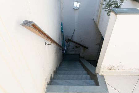 Casa à venda com 240m², 4 quartos e 4 vagas Casa à venda com 240m², 4 quartos e 4 vagasEscada