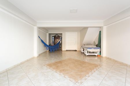 Casa à venda com 240m², 4 quartos e 4 vagas Casa à venda com 240m², 4 quartos e 4 vagasGaragem
