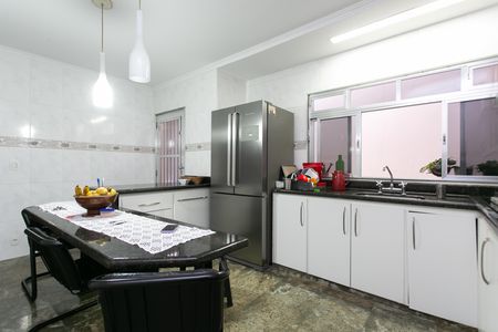 Casa à venda com 240m², 4 quartos e 4 vagas
