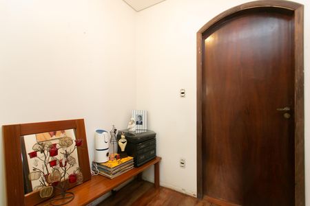 Casa à venda com 240m², 4 quartos e 4 vagas Casa à venda com 240m², 4 quartos e 4 vagasHall do Quarto