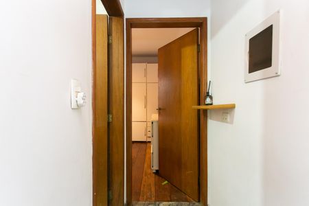 Casa à venda com 240m², 4 quartos e 4 vagas Casa à venda com 240m², 4 quartos e 4 vagasHall