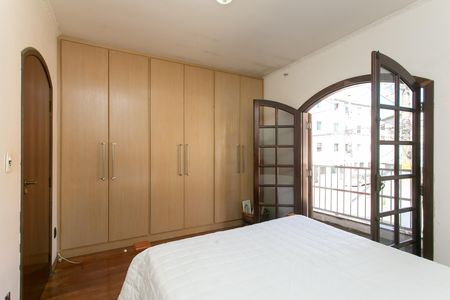 Casa à venda com 240m², 4 quartos e 4 vagas Casa à venda com 240m², 4 quartos e 4 vagasQuarto 1