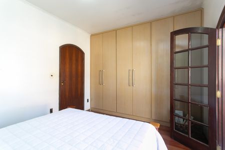 Casa à venda com 240m², 4 quartos e 4 vagas Casa à venda com 240m², 4 quartos e 4 vagasQuarto 1
