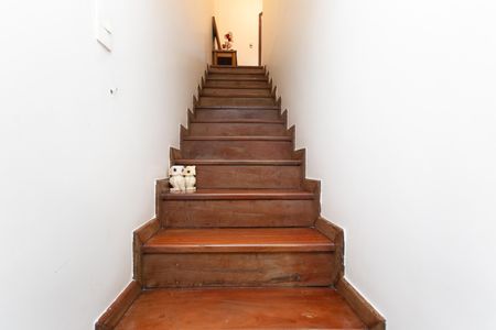Casa à venda com 240m², 4 quartos e 4 vagas Casa à venda com 240m², 4 quartos e 4 vagasEscada