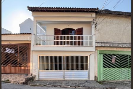 Casa à venda com 240m², 4 quartos e 4 vagas Casa à venda com 240m², 4 quartos e 4 vagasFachada