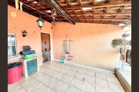 Casa à venda com 216m², 4 quartos e 1 vaga Casa à venda com 216m², 4 quartos e 1 vagaVaranda